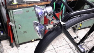 zwei übereienander montierte Scheinwerfer an einem Fahrrad