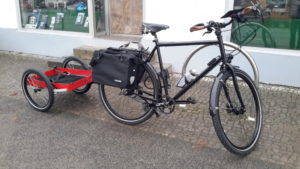 Fahrrad mit Anhänger und Packtaschen