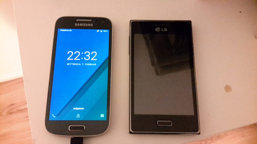 rechts: defektes LG E610, links: reaktiviertes Smasung Galaxy S4 mini